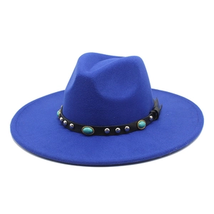 Detail eines blauen Wollhutes mit Türkis-Edelstein und silbernem Nietlederband