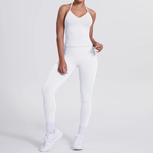 Ganzkörperansicht eines weißen Yoga-Sets mit Neckholder-Top und High-Waist-Leggings