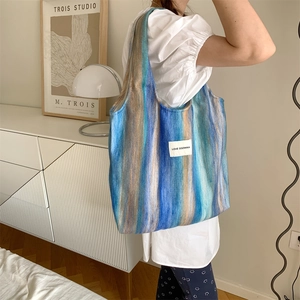 Détail du sac cabas rayé en laine tendance avec texture dégradée bleue et marron