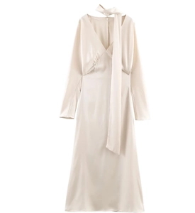 Détail de la robe élégante en satin champagne avec col en V et écharpe en texture soyeuse