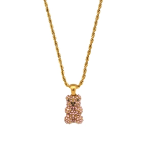 Dettaglio del ciondolo a forma di orsetto rosa con strass su catena a maglia ritorta dorata