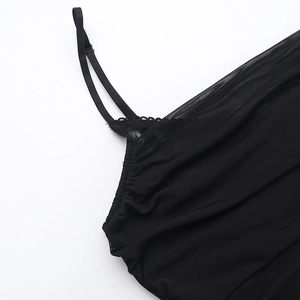 Détail de la robe en maille noire avec fines bretelles réglables et tissu texturé dentelle