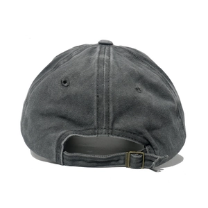 Détail de la boucle réglable en bronze sur la casquette vintage gris foncé délavé