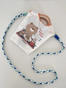 Mini sac cabas blanc avec broderie d'ours et bandoulière tissée multicolore