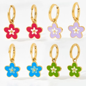 Pendants fleurs en émail coloré sur créoles en acier doré présentés en grille