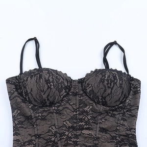 Gros plan sur la dentelle noire et la texture florale d'une robe moulante sexy
