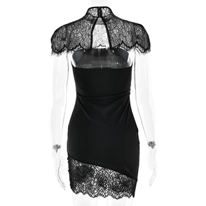 Vue détaillée du col licou en dentelle noire et du dos nu d'une robe de soirée courte