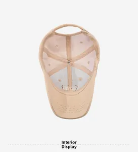 Vue intérieure d'une casquette beige montrant la doublure en filet et la boucle métal