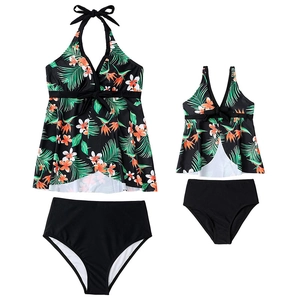 Maillots de bain assortis famille deux pièces à imprimé tropical floral sur noir