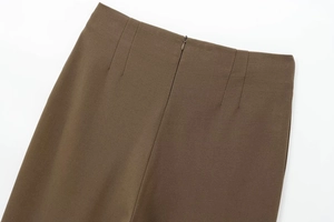 Dettaglio della vita in tessuto marrone con cuciture a pieghe di alta qualità sartoriale