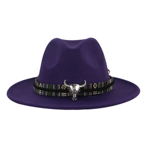 Dettaglio della trama del cappello in lana viola con fascia etnica e teschio di toro