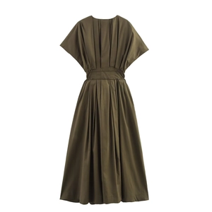 Détail d'une robe midi vert olive avec des plis fins et des manches kimono
