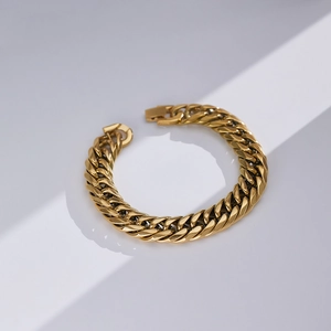Dettaglio del bracciale a catena cubana dorato in acciaio inox con finitura lucida