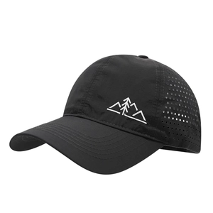 Schwarze schnelltrocknende Baseballkappe mit Bergstickerei und Laser-Lüftungslöchern