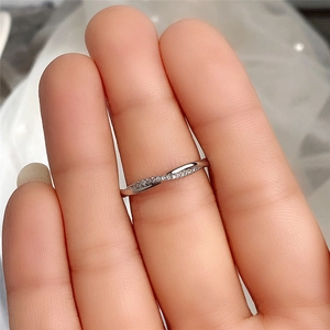 Nahaufnahme des luxuriösen Crossover-Rings mit Zirkonia-Besatz und poliertem Silberfinish