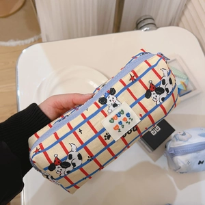 Detailansicht der Federtasche aus Baumwolle mit Comic-Hund und gesticktem Aufnäher