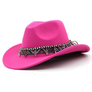 Détail du chapeau en laine rose avec ruban ethnique et pendentifs argentés