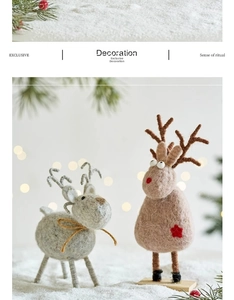 Détails de rennes de Noël en feutre faits à la main avec socle en bois et décorations