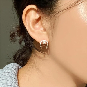 Minimalist 925 sterling silver U-shaped pearl hoop earrings with elegant polished finish