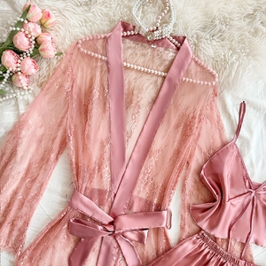 Dreiteiliges rosa Satin-Pyjama-Set mit Spitzenrobe mit Spitzenmantel, Top und Shorts auf Plüschgrund