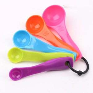 Colorful measuring spoon set with five sizes from 1ml to 15ml on a black ring