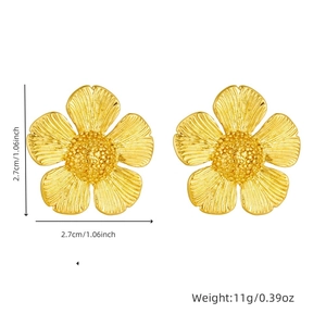 Detailed close-up of golden floral earrings showing size 2.7cm and weight parameters
