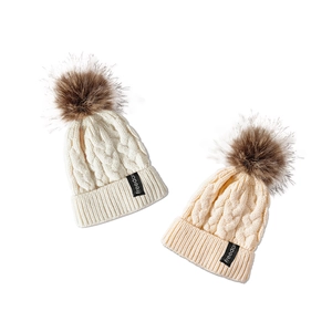 Bonnets d'hiver tricotés avec protège-oreilles en crème et beige et étiquette freedom