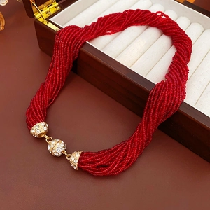 Dettaglio della collana a più strati di perline rosse con chiusura magnetica a sfera