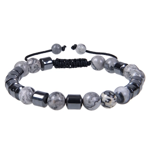 Detail van een handgemaakte gevlochten armband met natuursteen en hematiet kralen