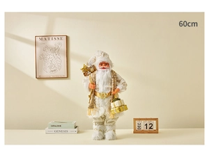 Detailansicht der 60cm Gold-Weiß Weihnachtsmann-Figur in gemütlicher Wohnumgebung