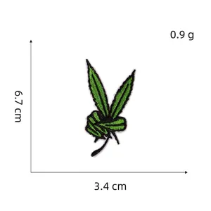 Dettaglio della toppa ricamata con coniglio a foglia verde da 6,7 cm x 3,4 cm e 0,9 g