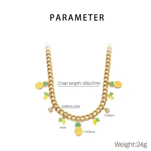 Vue détaillée du collier en acier doré avec pendentif ananas et annotations de dimensions