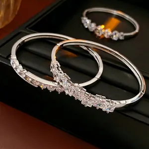 Bracelet Jonc Cœur Élégant Cuivre Zircon Clair Incrusté Bijoux Mode Géométriques Pour Femmes Style Luxe Léger