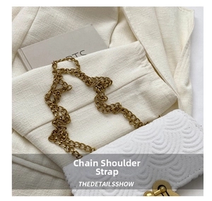 Vue détaillée du sac à bandoulière en nylon blanc avec coutures et chaîne dorée