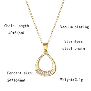 Dettaglio della collana in acciaio inossidabile dorato con pendente in zircone a goccia