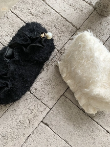 Détail de trousses à maquillage en peluche avec élégants tirettes de zip en perles