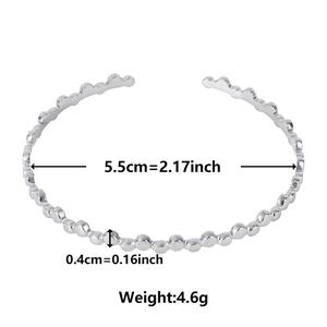 Silver C-shaped bead wave bangle detail with 5.5cm inner diameter and 0.4cm width