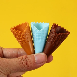 Mini PVC ijshoorntjes in verschillende kleuren voor DIY-ambachten en miniatuurscènes