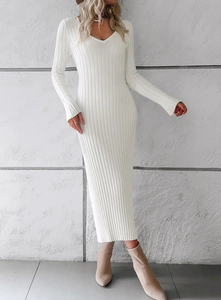 Robe longue élégante en maille côtelée blanche avec col en V et manches longues