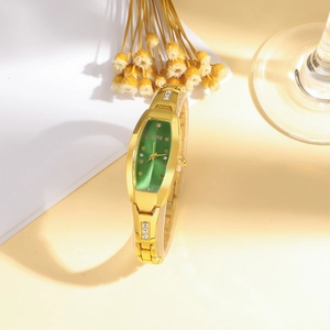 Montre à quartz dorée élégante avec cadran rectangulaire vert émeraude et diamants