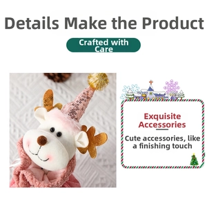 Dettaglio di renna di Natale rosa in peluche con cappello di paillettes e corna d'oro