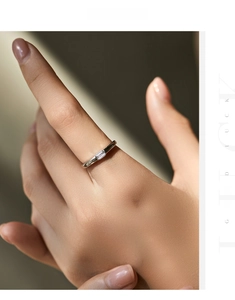 Detailed close-up of s925 silver ring featuring a baguette-cut emerald-style clear stone