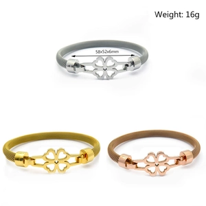 Bracciali a quadrifoglio in argento, oro e oro rosa con dettaglio del peso di 16g