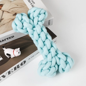 Detail eines hellblauen Baumwoll-Hundespielzeugs in Knochenform zur Zahnpflege und Kauen
