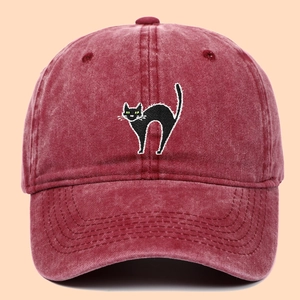 Berretto da baseball in cotone bordeaux lavato con ricamo gatto nero e occhi verdi