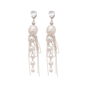 Élégantes boucles d'oreilles cœur en zircon et perles à pompons sur fond crème
