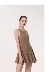 Détail d'une robe de tennis sportive marron caramel avec dos nageur et jupe plissée