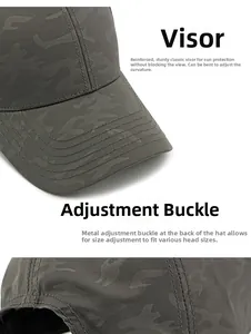 Detalle de gorra de béisbol de camuflaje gris con visera dura y hebilla de metal ajustable