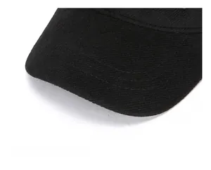 Primo piano di un cappellino da baseball nero con tesa spessa rinforzata e cuciture precise