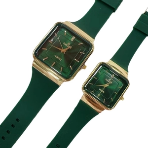 Orologio al quarzo quadrato minimalista con cinturino in silicone verde e cassa d'oro